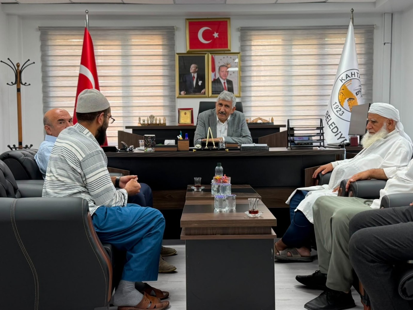 BAŞKAN MEHMET CAN HALLAÇ: “KAPIMIZ DA GÖNLÜMÜZ DE HALKIMIZA AÇIK”