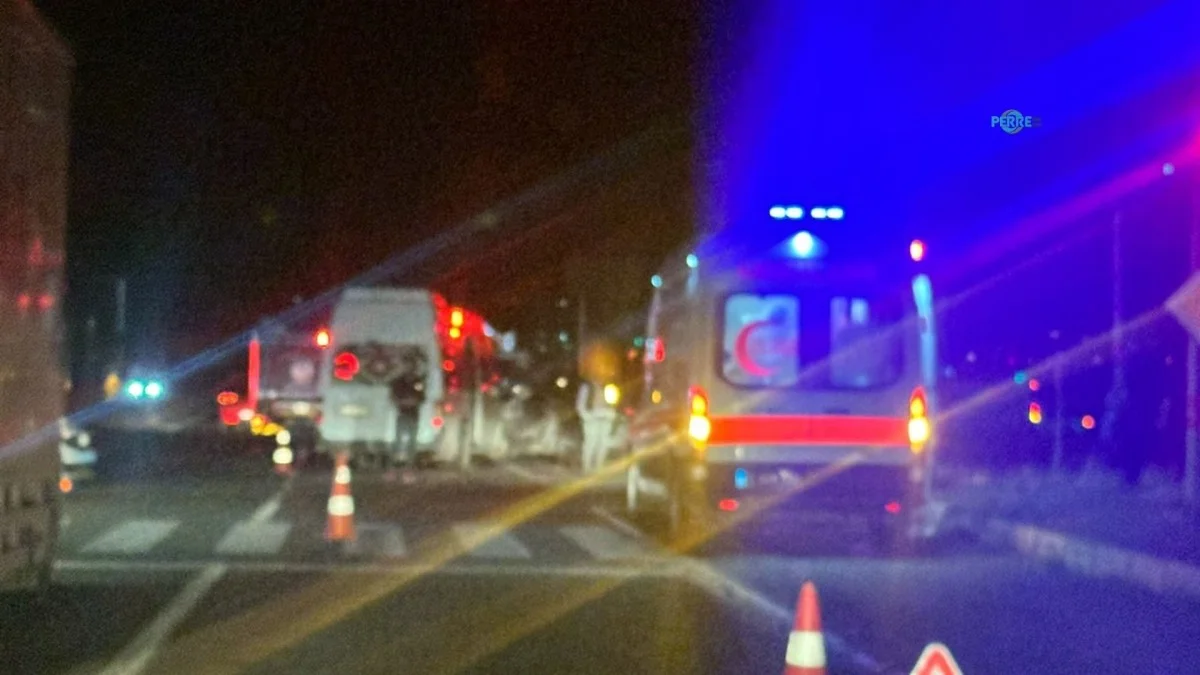 Adıyaman’da tarım işçilerini taşıyan minibüs ile otomobil çarpıştı: 15 yaralı  - Videolu Haber