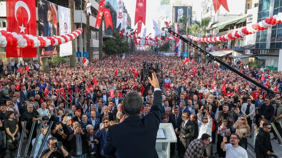 Özgür Özel: 'Bunlar foncudur, vurguncudur, faizcidir, tefecidir; AK Parti'nin 'ak' dediği ne varsa kara çıkmıştır'
