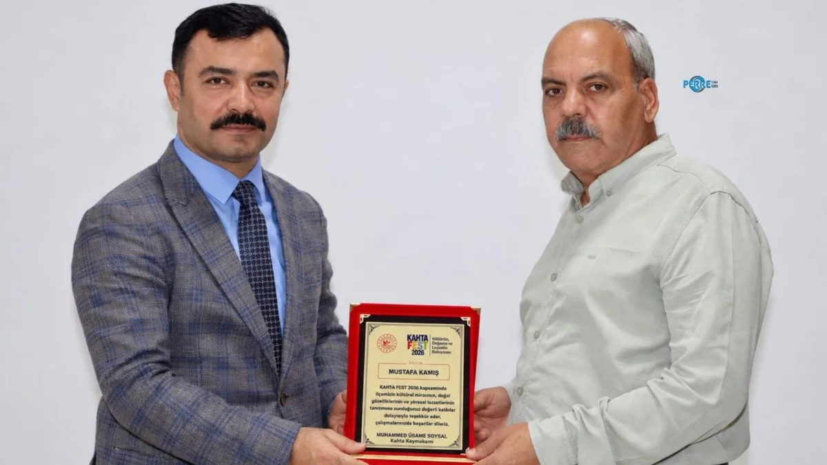 Kaymakam Soysal’dan Gazete Kahta İmtiyaz Sahibi Mustafa Kamış’a teşekkür plaketi