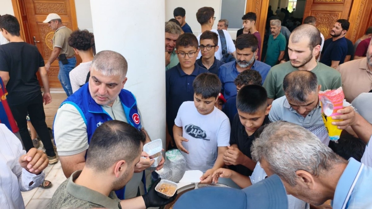 Adıyaman'da Muharrem Ayı dolayısıyla cuma namazı çıkışı cemaate aşure ve kitap ikramı