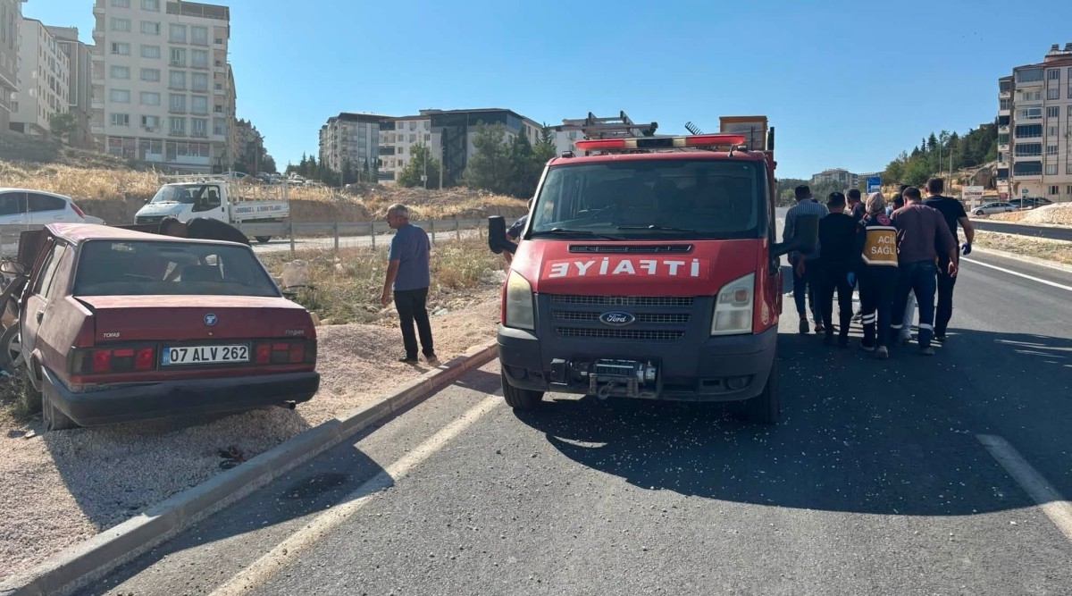 Şarampole devrilen otomobil sürücüsü yaralandı - Videolu Haber