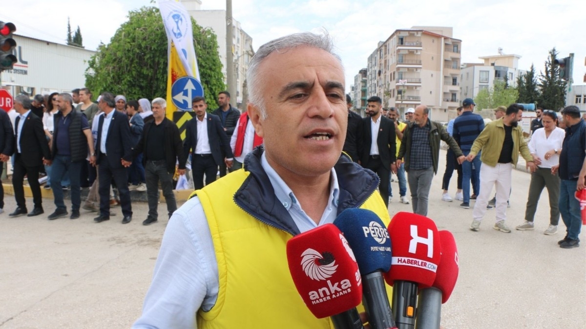 Polat'tan MEB'e önlük tepkisi: Öğretmenlerin ihtiyacı talimat değil, ücret, güvence ve mesleki özerklik