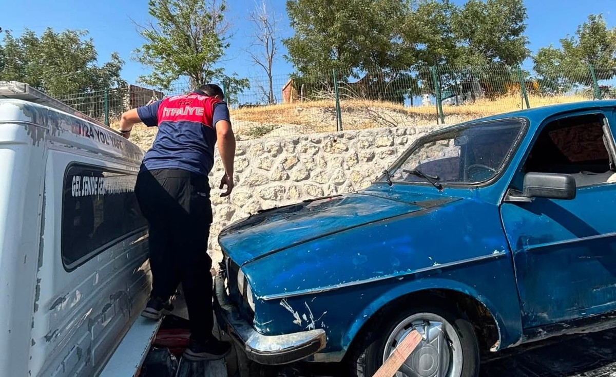 Seyir halindeki otomobil alev aldı