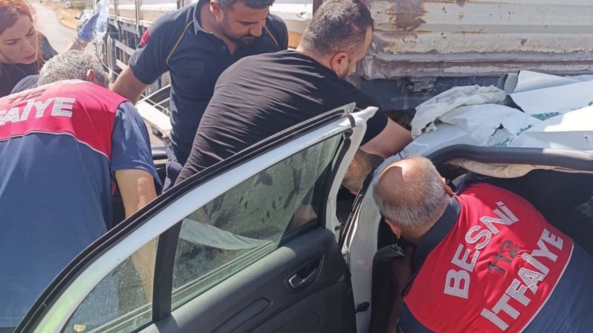 Besni Yoldüzü köyü yakınlarında otomobil ile TIR çarpıştı: 2 yaralı