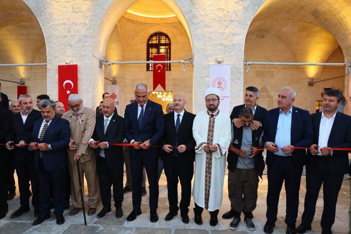 Adıyaman’da depremde hasar gören camiler ve türbe yeniden ibadete açıldı