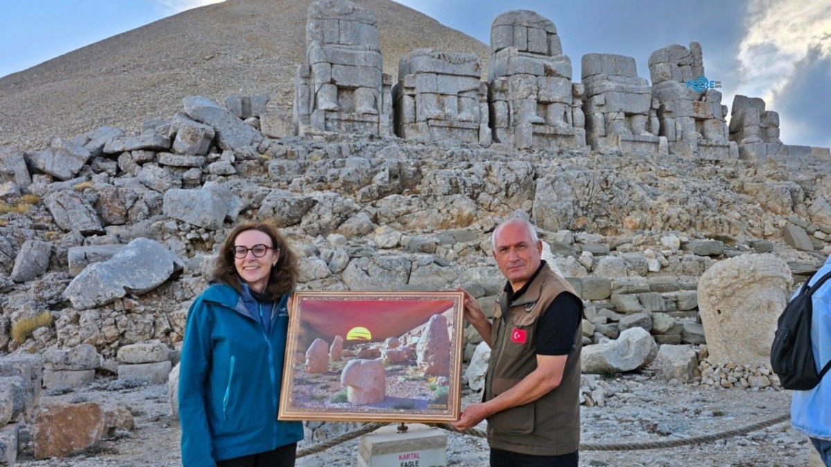34 yıllık Nemrut emektarı Mente’den Büyükelçi Anderson’a özel hediye