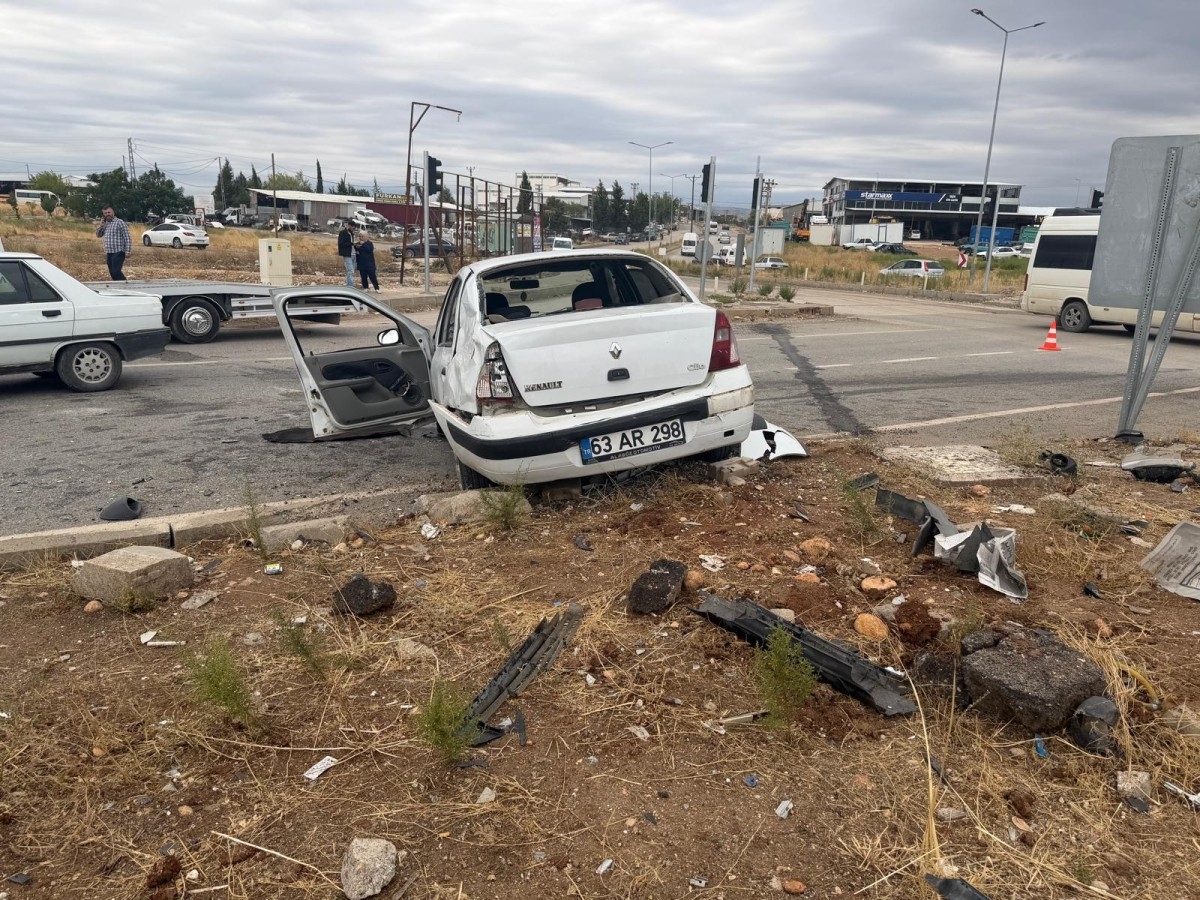 Kahta’da iki otomobil kafa kafaya çarpıştı: 5 yaralı